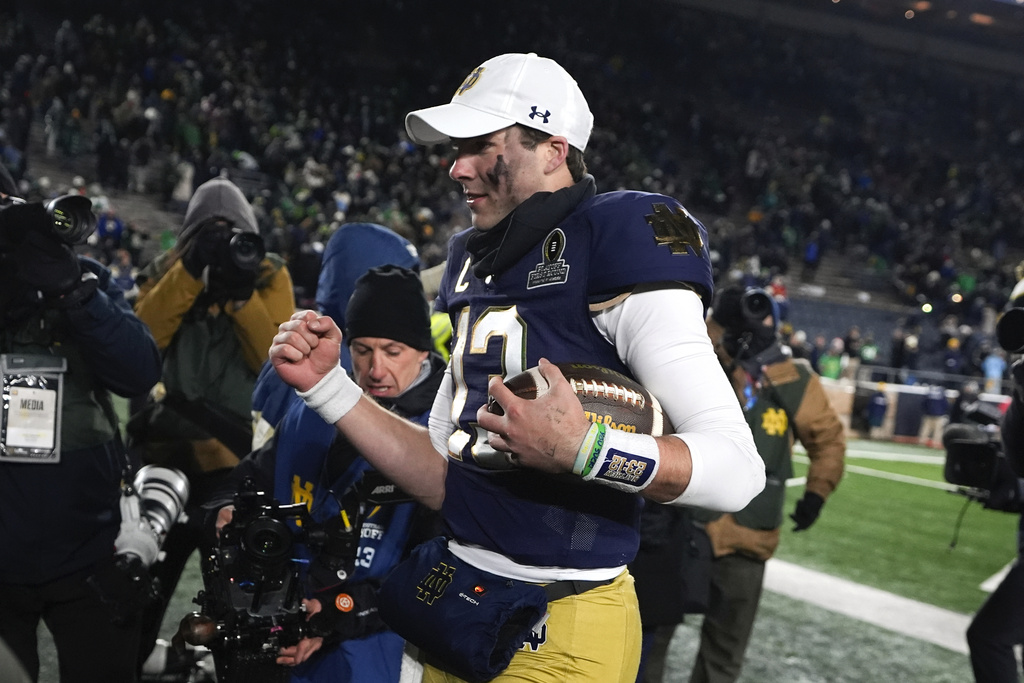 Notre Dame protects home field in new postseason era with 1st playoff